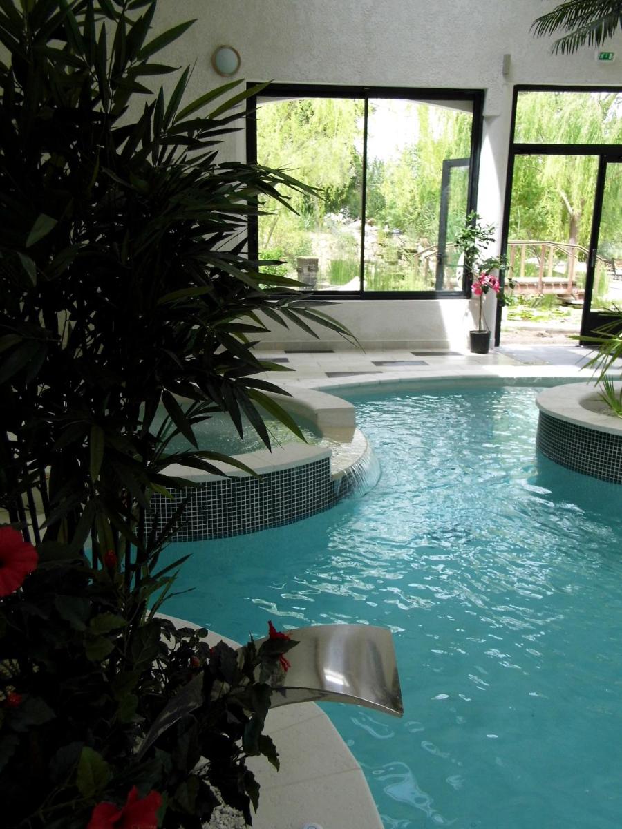 Piscine de l'établissement Hôtel Spa L'Ermitage ou située à proximité