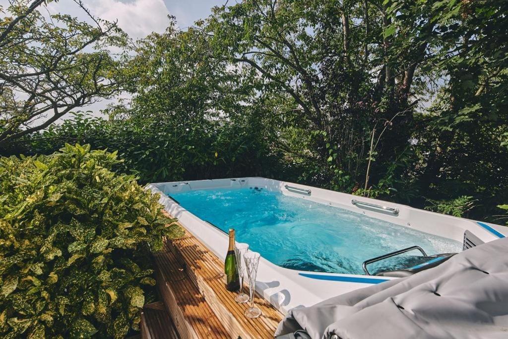 Harrogate boutique lodge with heated pool and hot tub - Housity