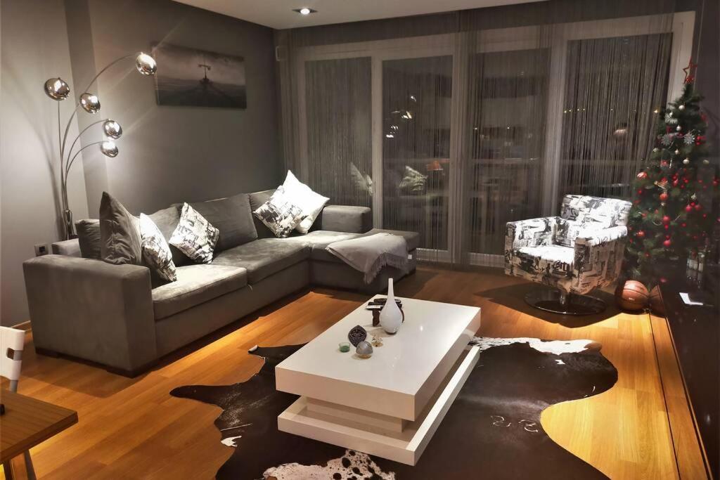 Ni Suites - Near Airport, Free WIFI - Housity