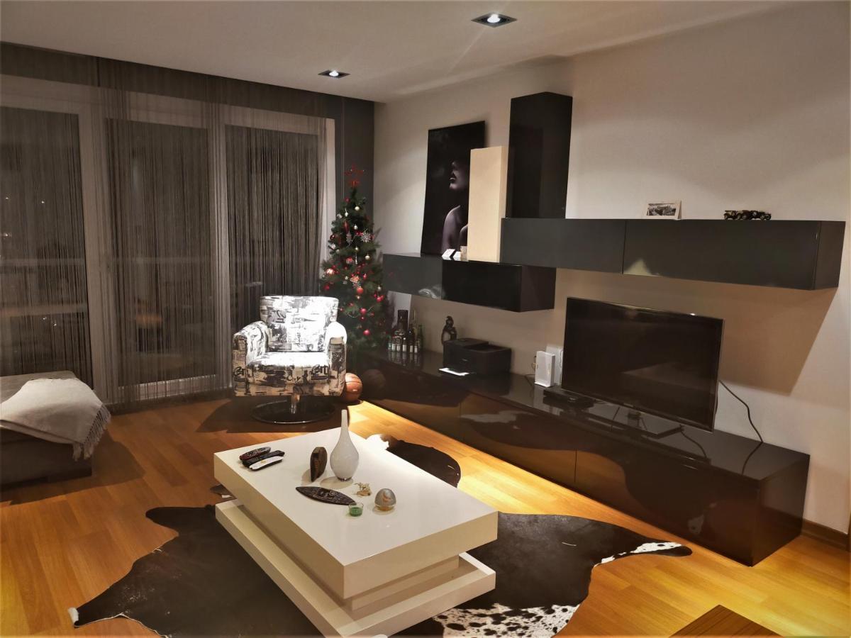 Ni Suites - Near Airport, Free WIFI - Housity
