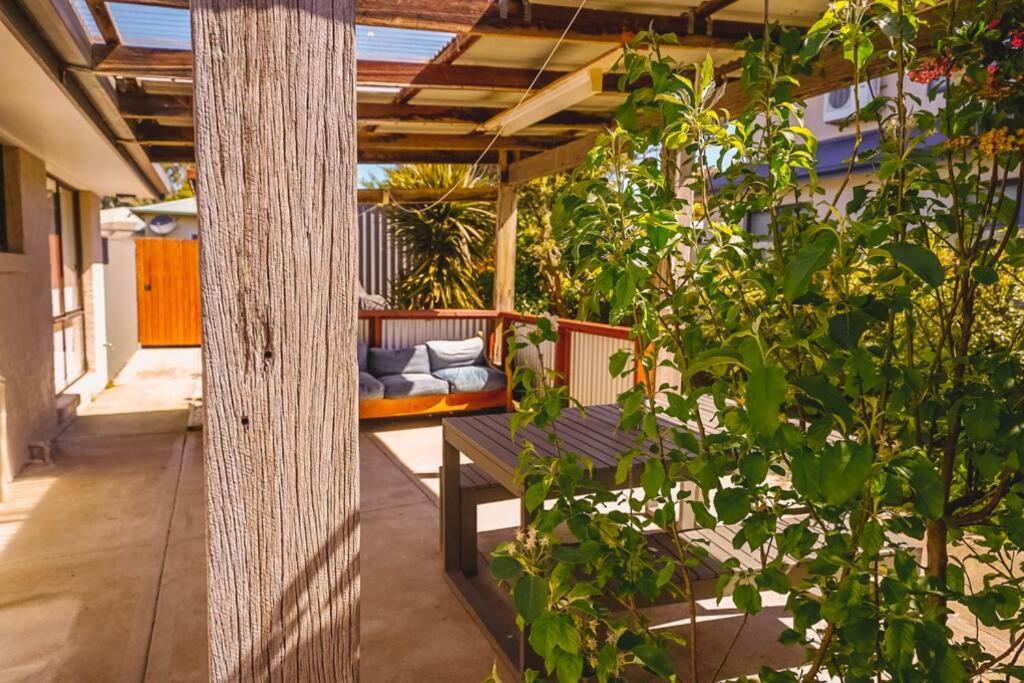 Orana ~ 2 blocks to Beach ~ FREE Wifi - Housity