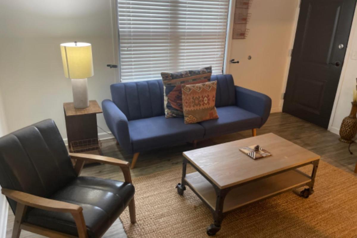 Special! 2 Queen Bedroom Condo Minutes to Broadway! - Housity