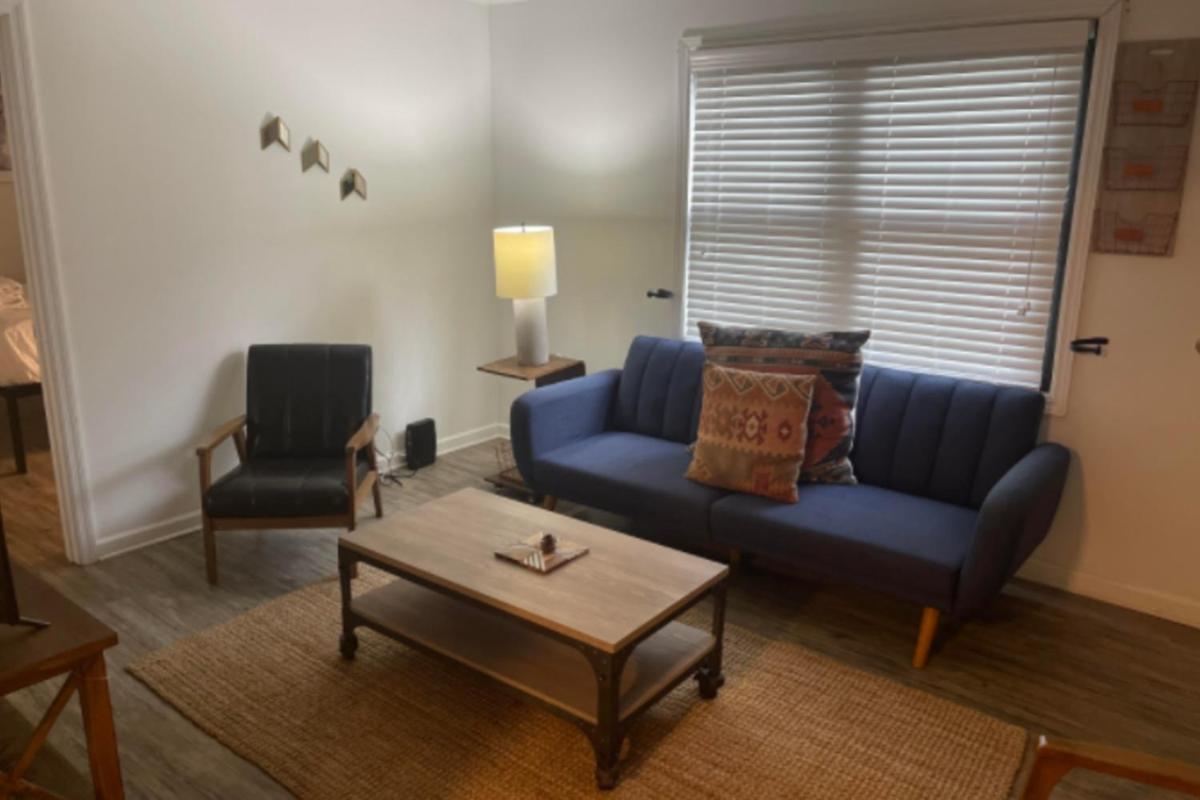 Special! 2 Queen Bedroom Condo Minutes to Broadway! - Housity