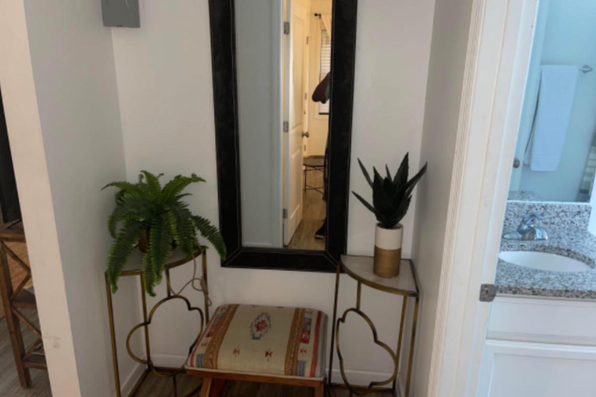 Special! 2 Queen Bedroom Condo Minutes to Broadway! - Housity