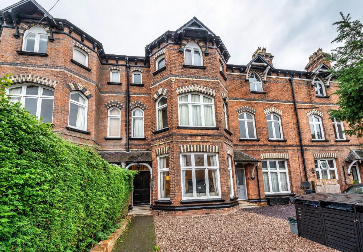 Spacious Designer Apartment close to the River Dee - Housity