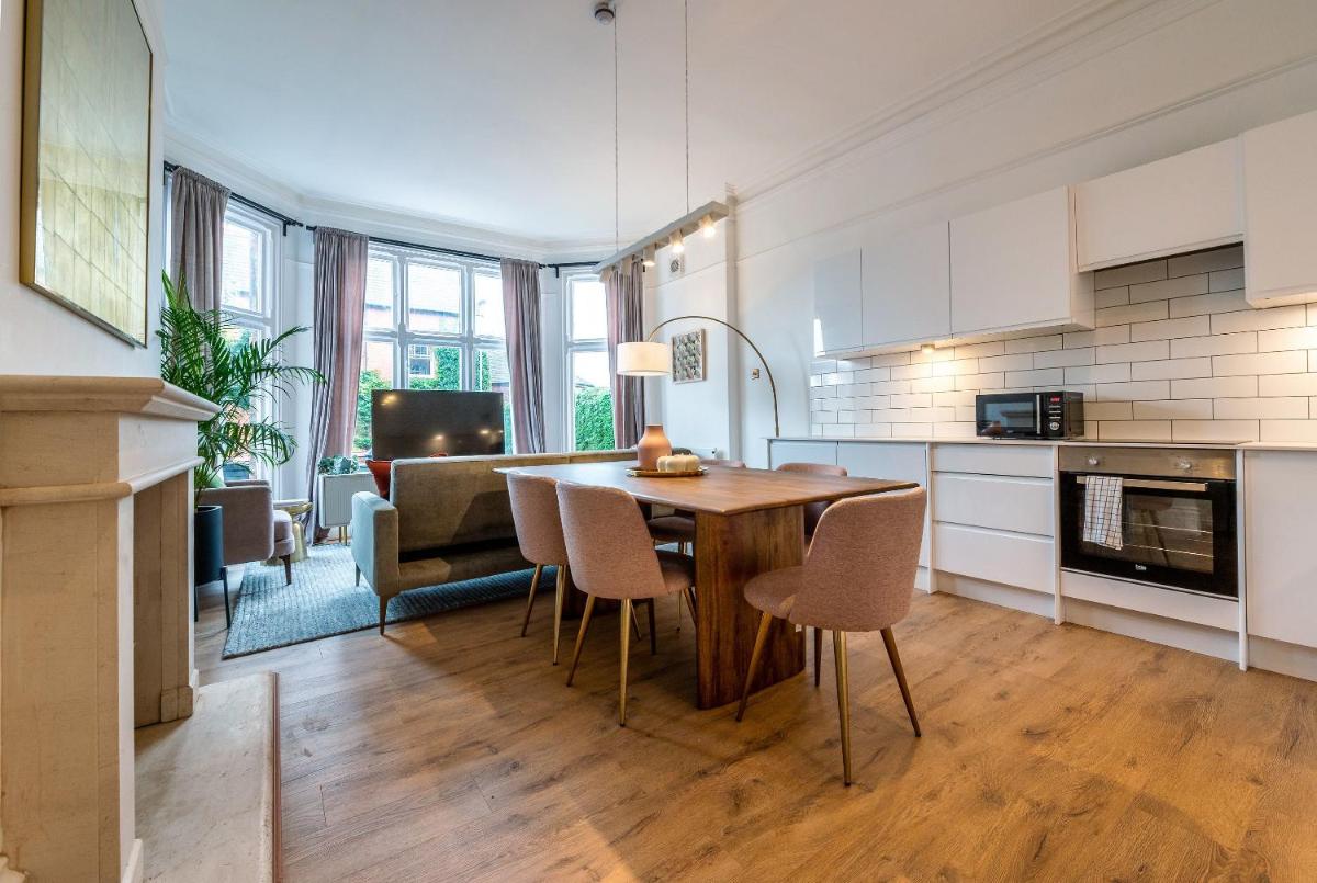 Spacious Designer Apartment close to the River Dee - Housity