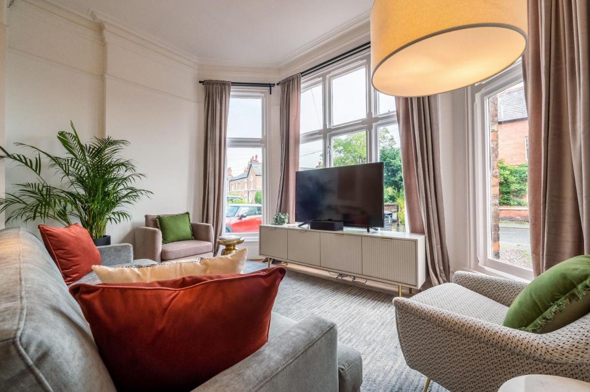 Spacious Designer Apartment close to the River Dee - Housity