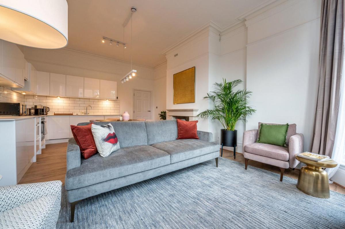 Spacious Designer Apartment close to the River Dee - Housity