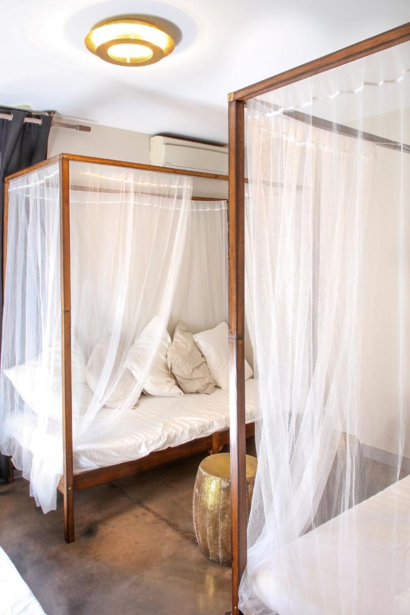 Un ou plusieurs lits dans un hébergement de l'établissement Hotel restaurant Spa Disini Montpellier Est, The Originals Relais