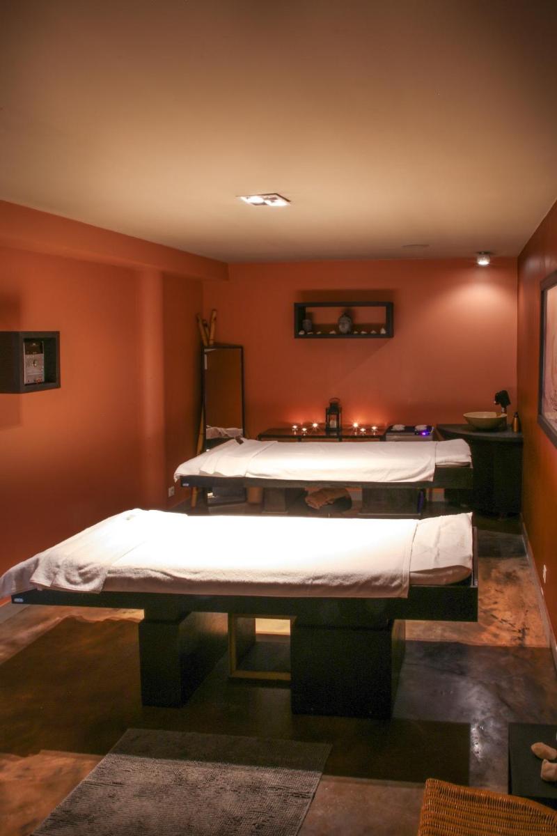 Billard dans l'établissement Hotel restaurant Spa Disini Montpellier Est, The Originals Relais