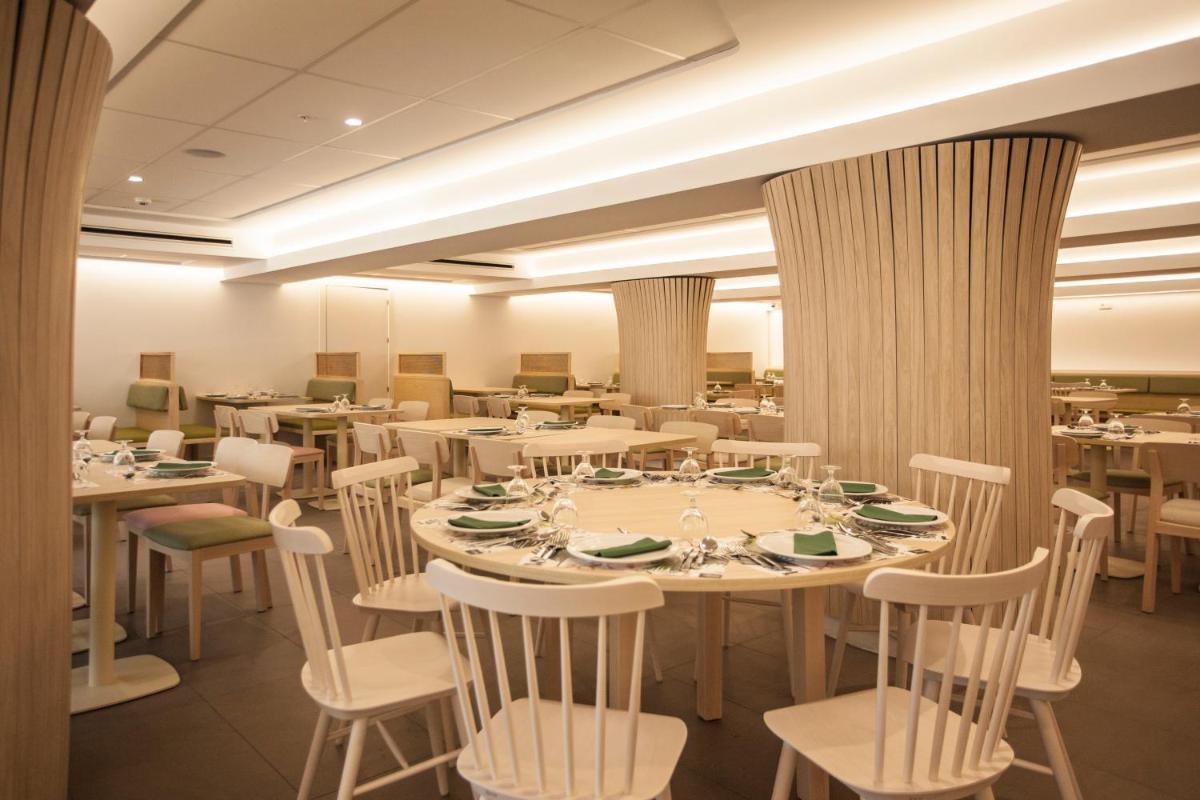 Un restaurante o sitio para comer en Ambassador Playa I