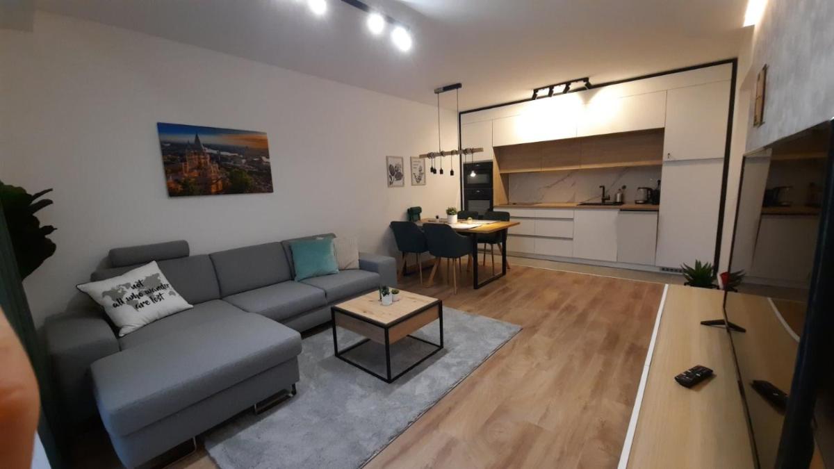 Suitetrails - BpR Space Grey Home with balcony