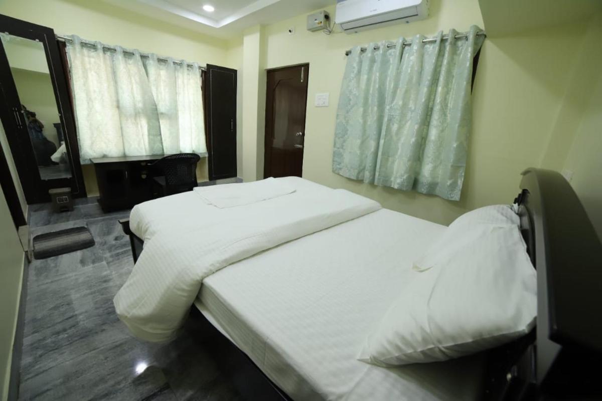 Royal Home Stay deluxe Room - Housity