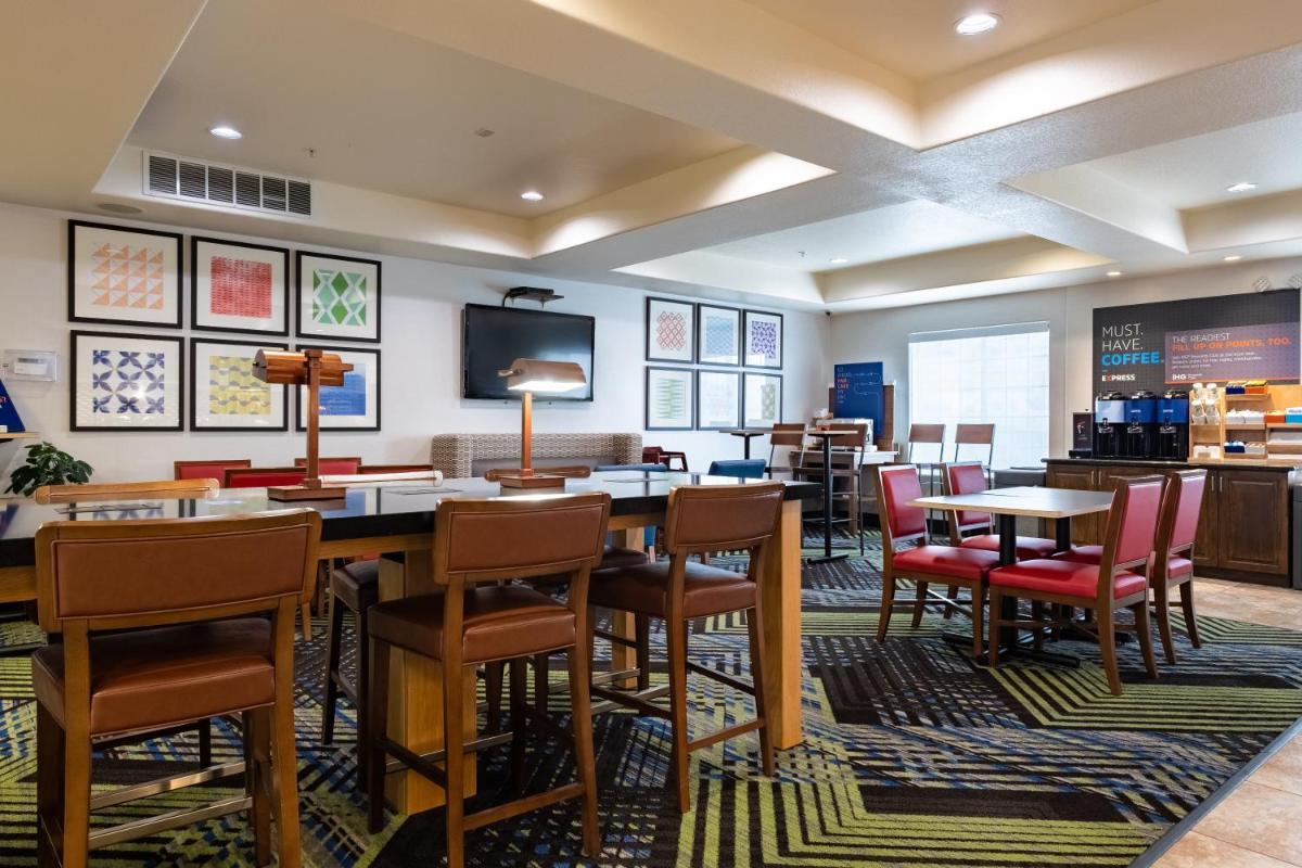 Holiday Inn Express & Suites Evanston by IHG - Housity