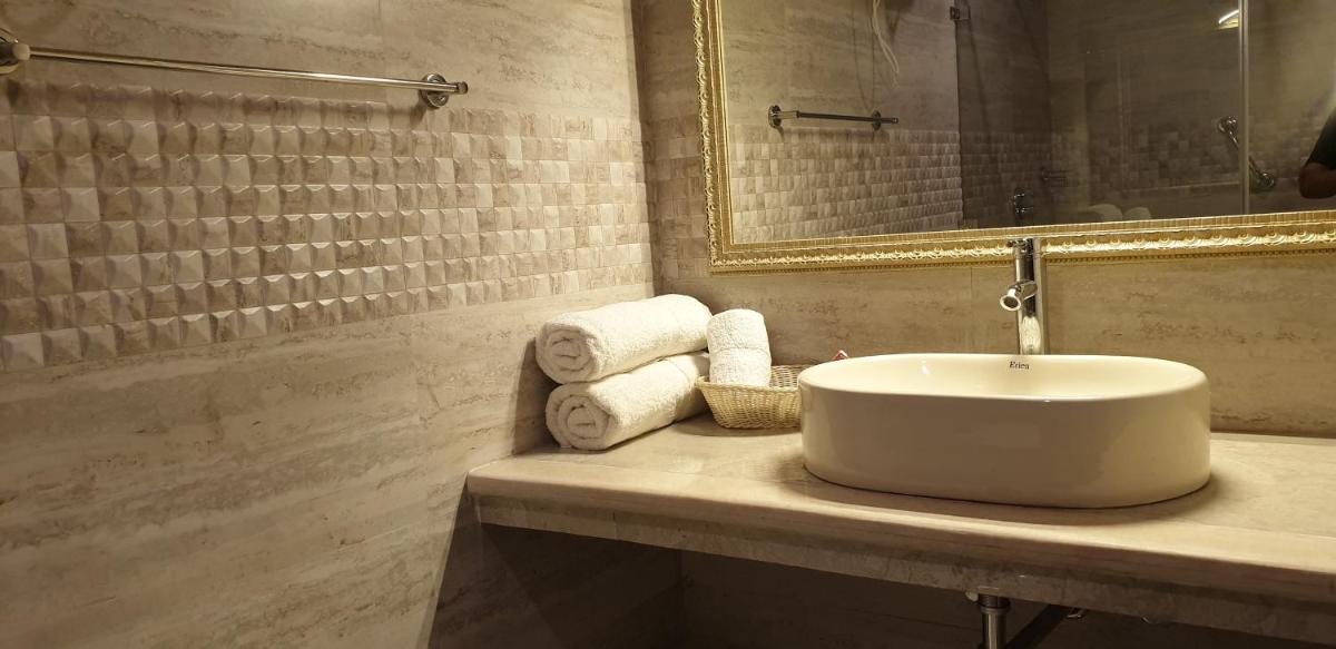 Maple Leaf Hotel - Housity