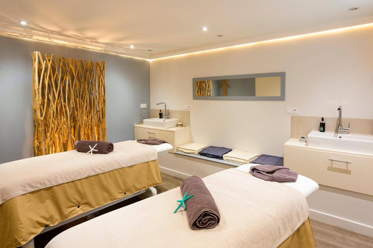 Un ou plusieurs lits dans un hébergement de l'établissement Hotel Restaurant Spa du Tumulus Carnac