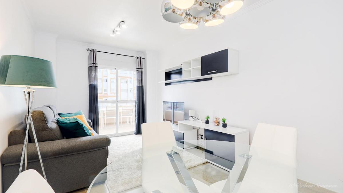 Cozy apartment overlooking Estepona's marina! - Housity