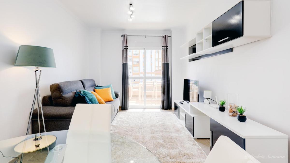 Cozy apartment overlooking Estepona's marina! - Housity