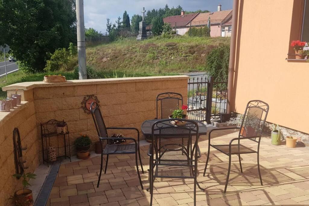 Tři okna do hor-Celý byt k pronájmu - Housity