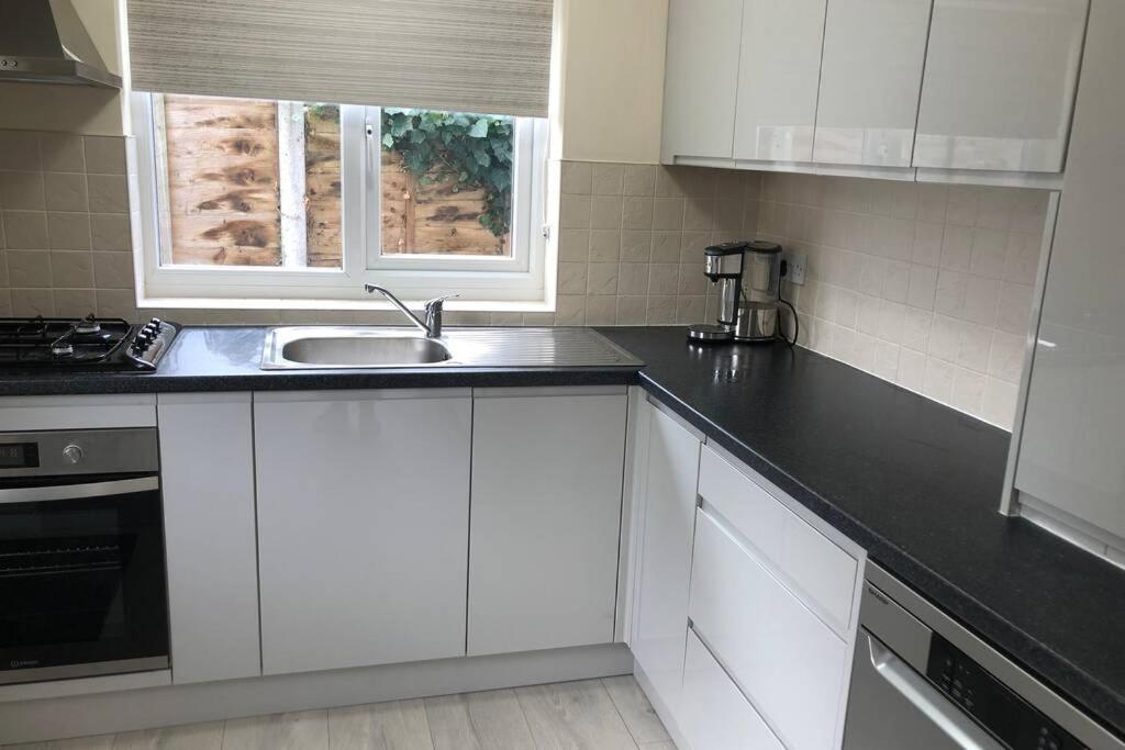 Charming just renovated 2 bed cottage in the centre of village - Housity