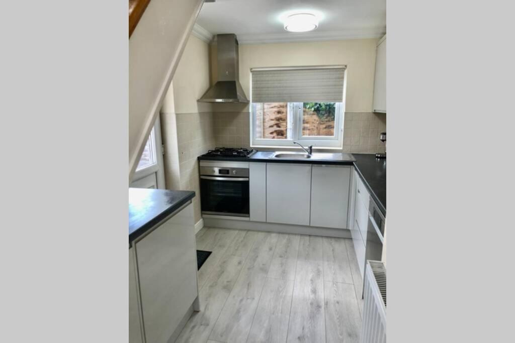 Charming just renovated 2 bed cottage in the centre of village - Housity