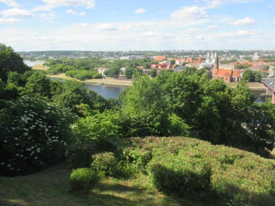 Suitetrails - Nice 3 bedroom apartment close to Botanical Garden and Zalgiris Arena