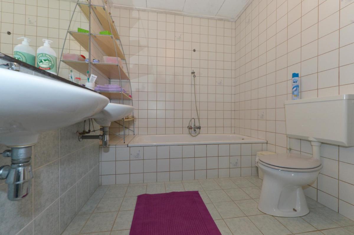B&B Cycle Walkabout - Housity