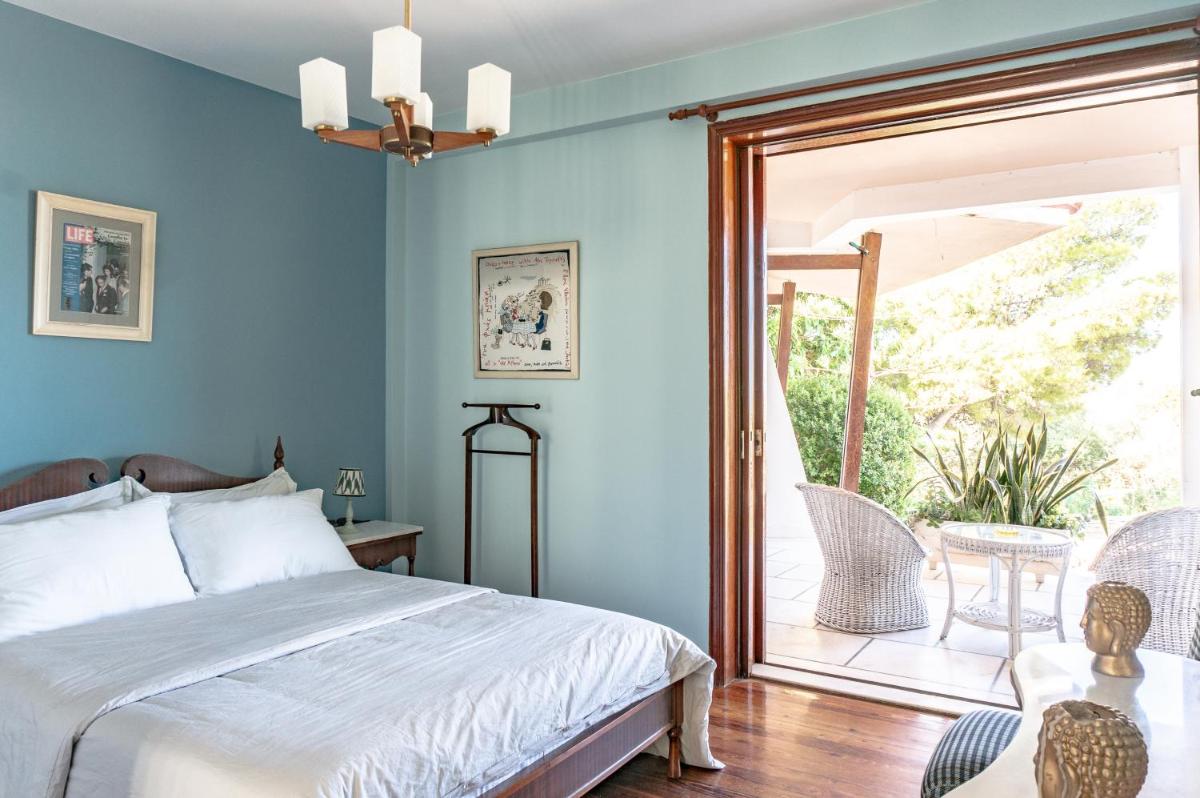 Villa Jackie O! on the Athens Riviera - Housity