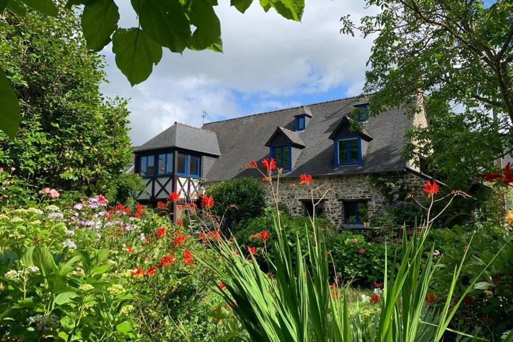 Maison en pierre dans son nid de verdure - Housity