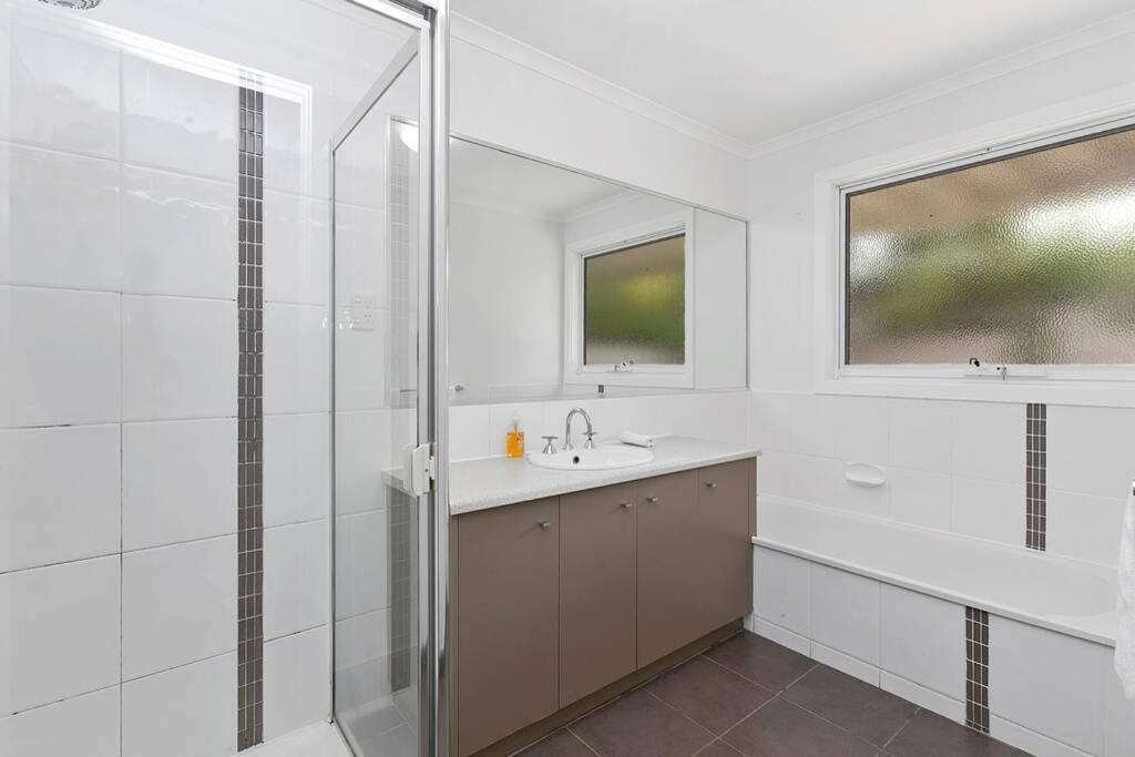 Charlie’s Beach House 1Block to Beach Pet Friendly - Housity