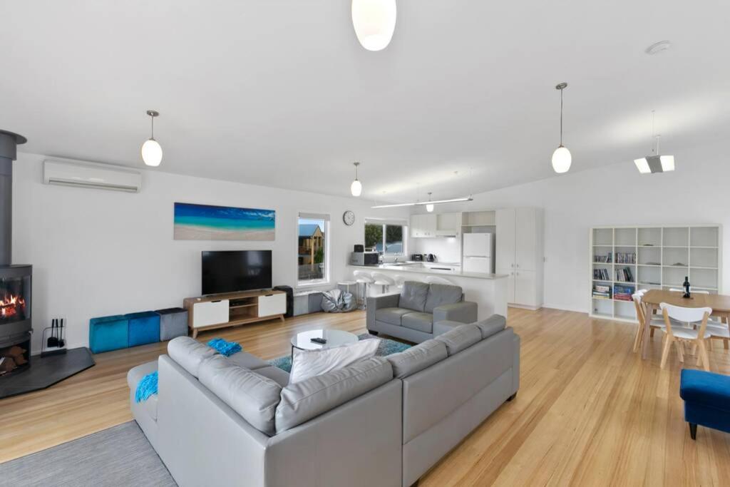Charlie’s Beach House 1Block to Beach Pet Friendly - Housity