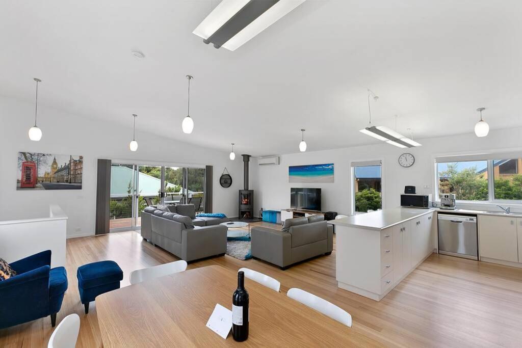 Charlie’s Beach House 1Block to Beach Pet Friendly - Housity