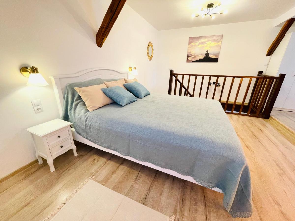 Love 2 Travel House - Housity