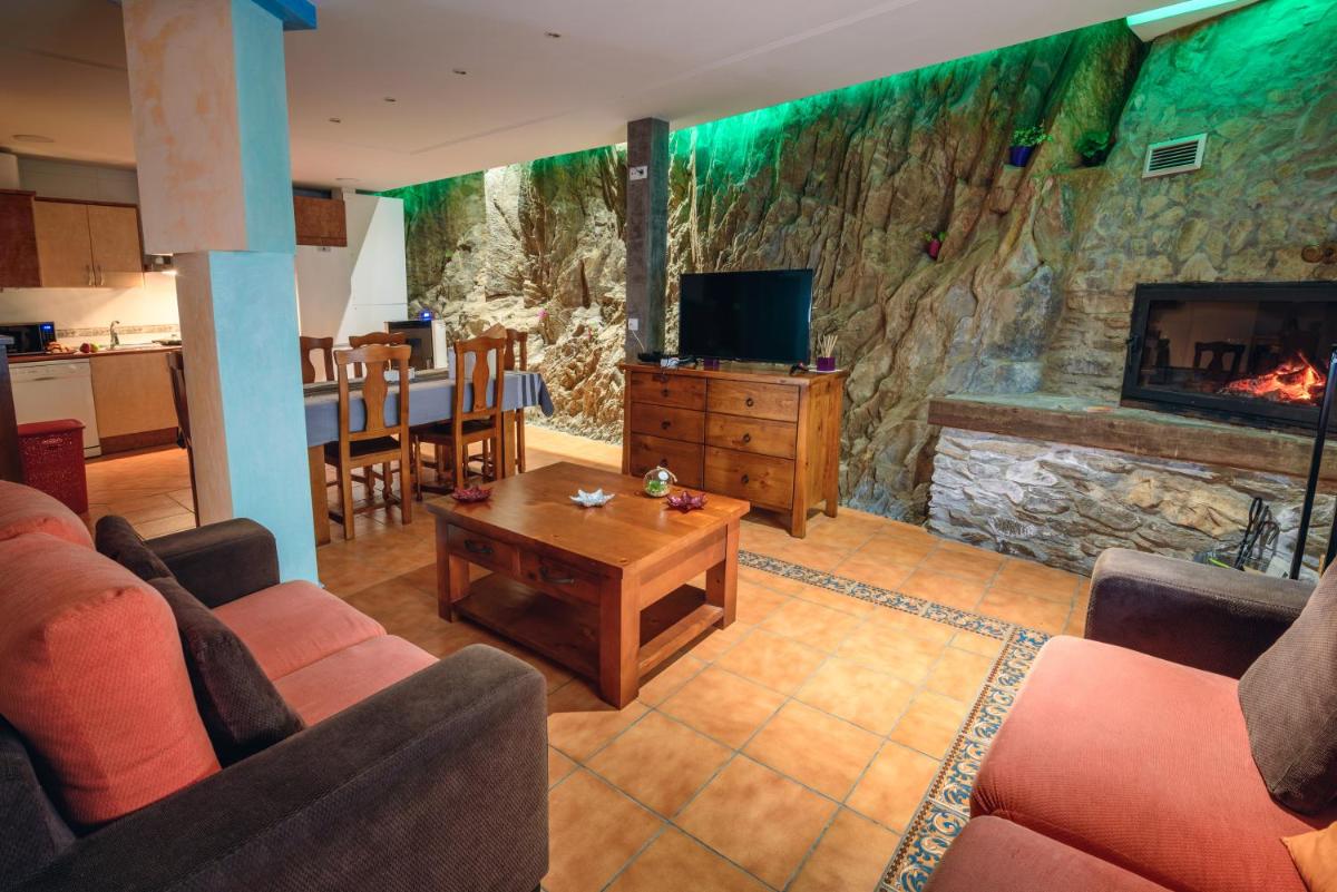 Rural house with jacuzzi and fireplace in the room for 2-4 people - Housity