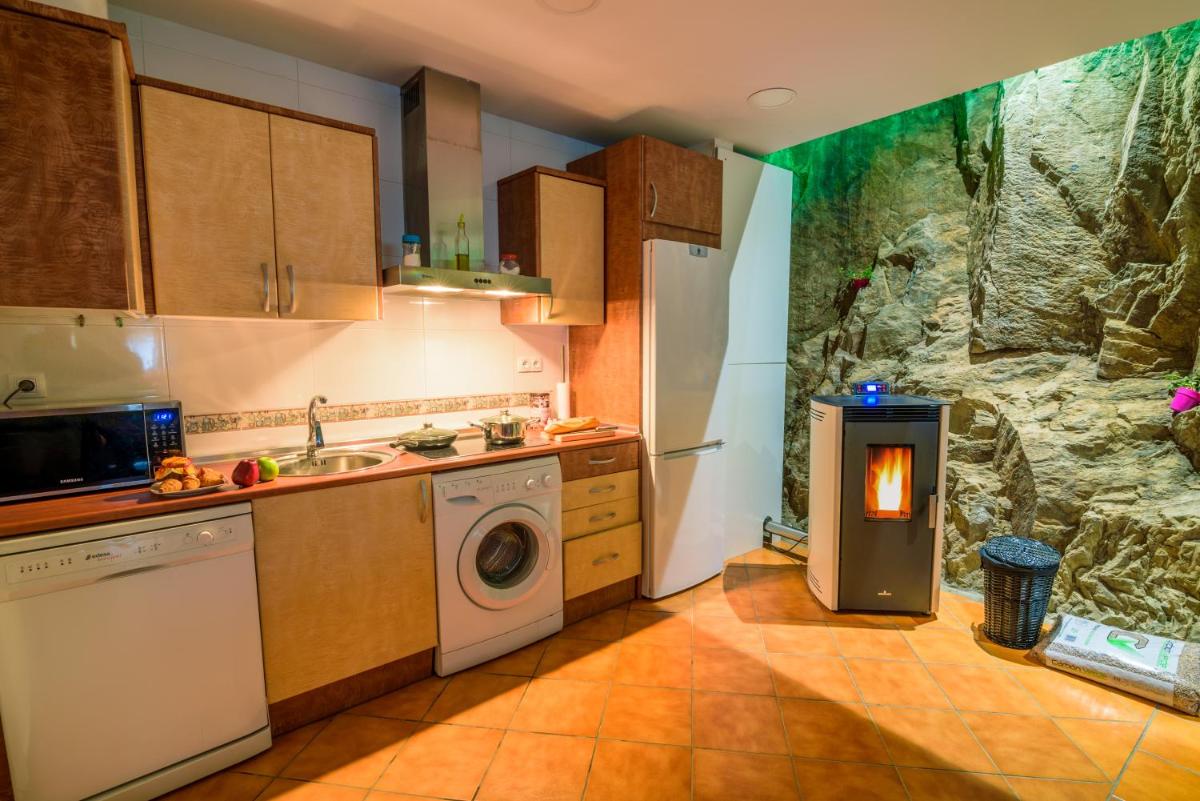 Rural house with jacuzzi and fireplace in the room for 2-4 people - Housity