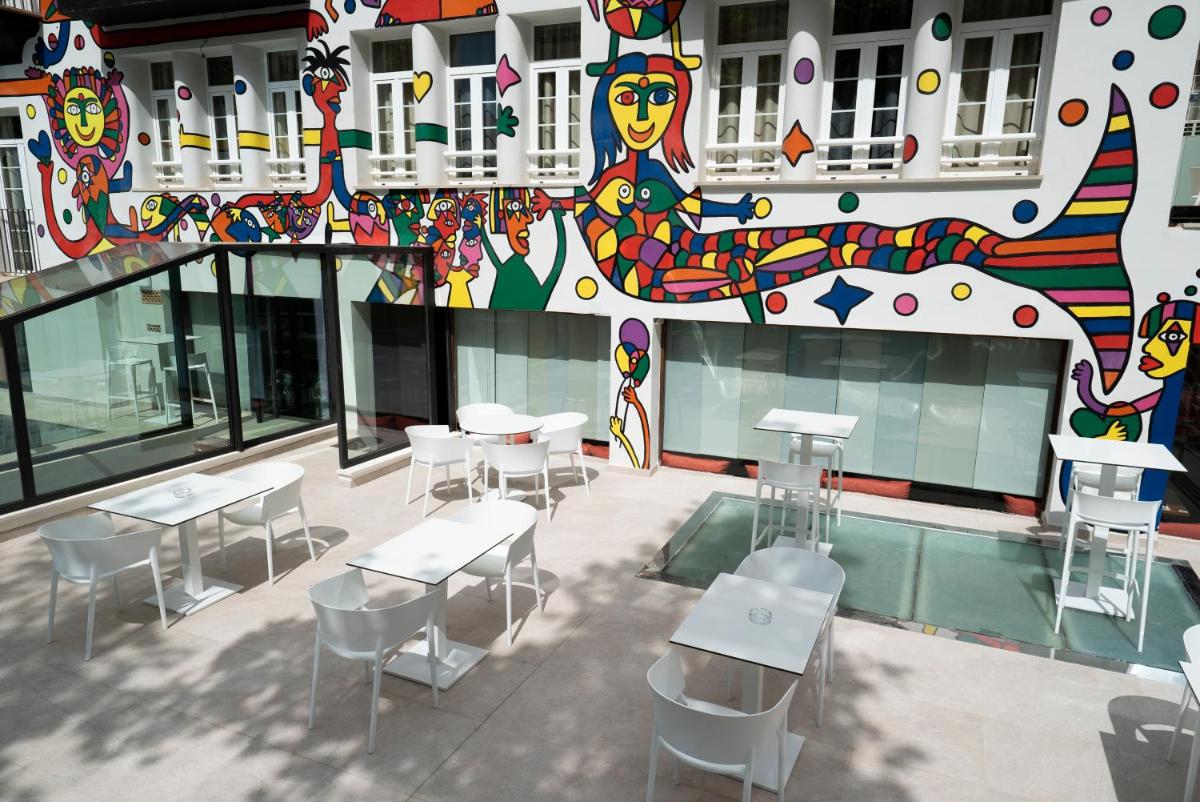 Un restaurante o sitio para comer en Hotel Artmadams