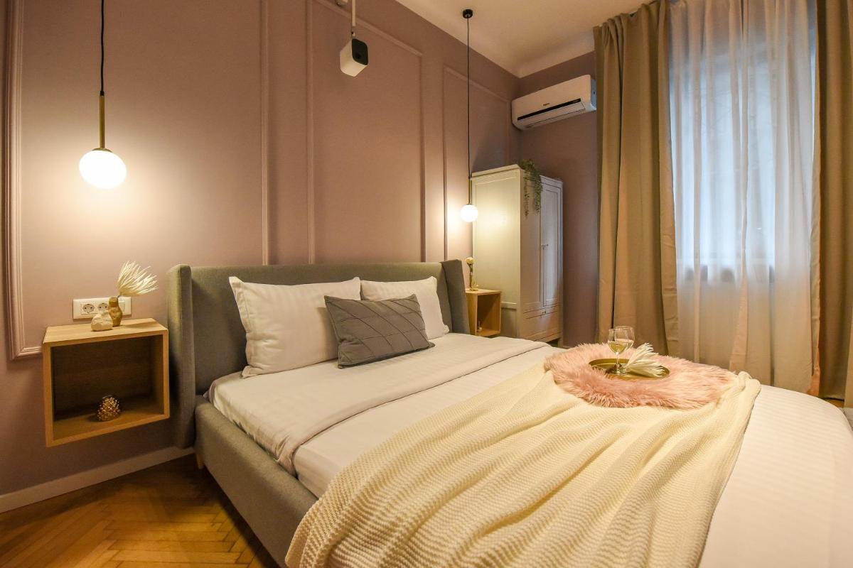 THE ROSE GOLD - Cinema Studio near Radisson - Housity