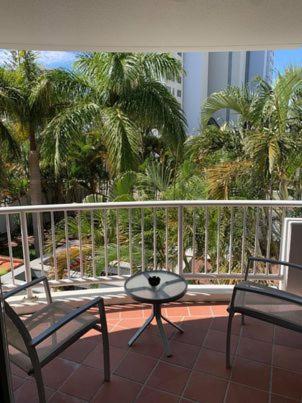 Surfers 1bedroom, Large Fridge, Washing Machine, Free Parking and WIFI - Housity