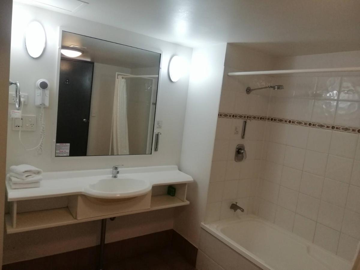 Surfers 1bedroom, Large Fridge, Washing Machine, Free Parking and WIFI - Housity