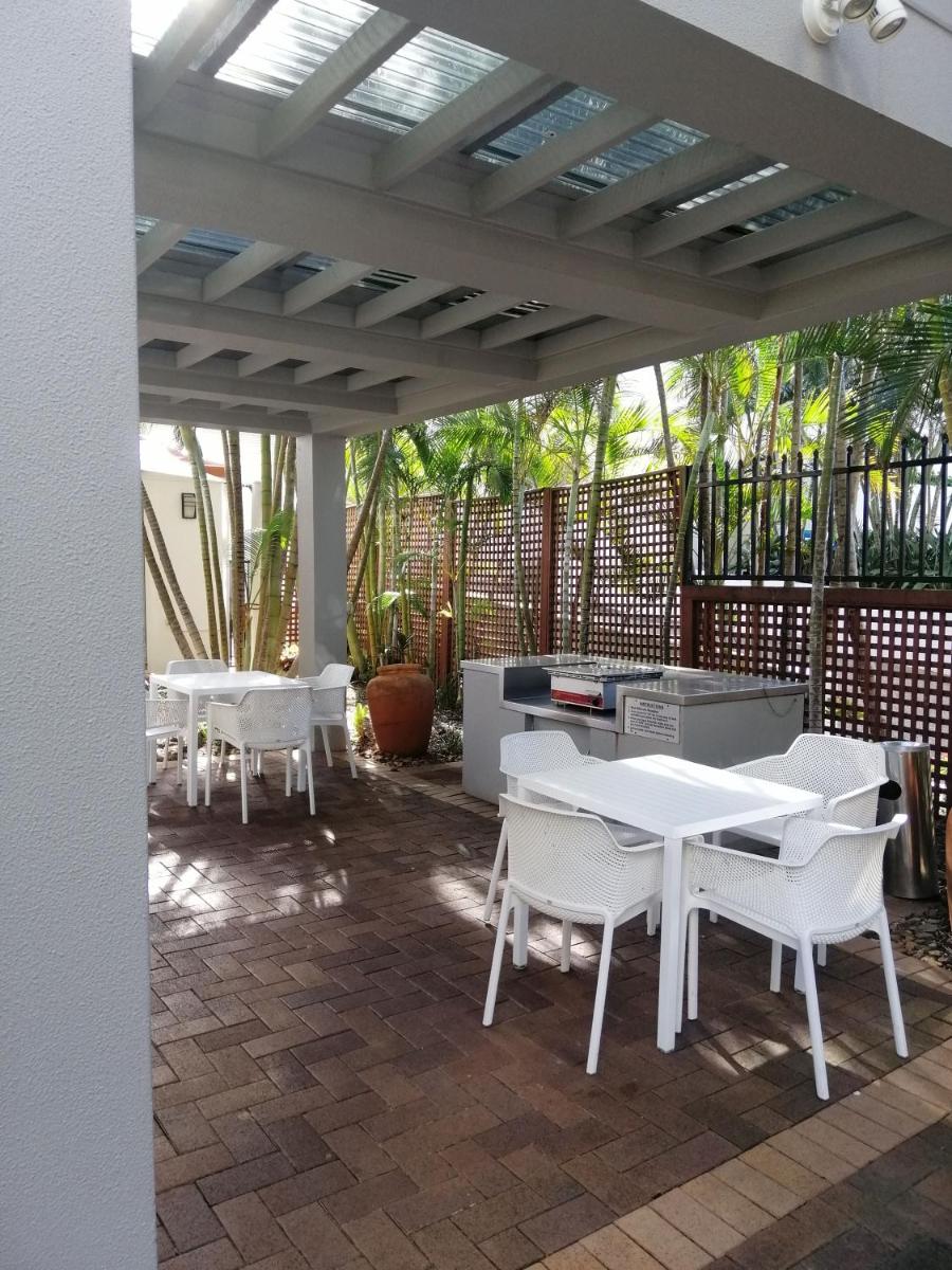 Surfers 1bedroom, Large Fridge, Washing Machine, Free Parking and WIFI - Housity