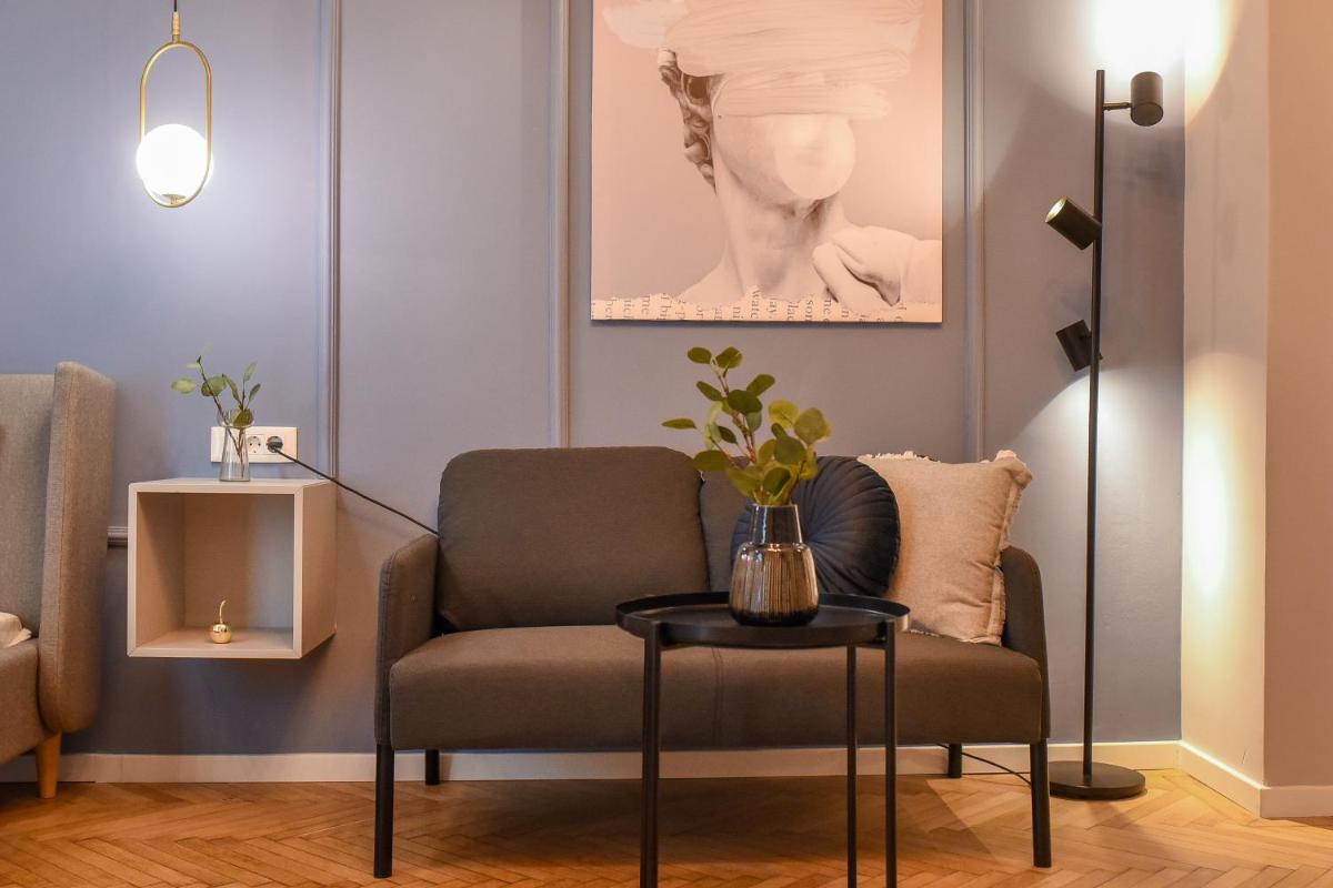 Modern Stay - Central Studios with Wall Projector near Radisson - Housity