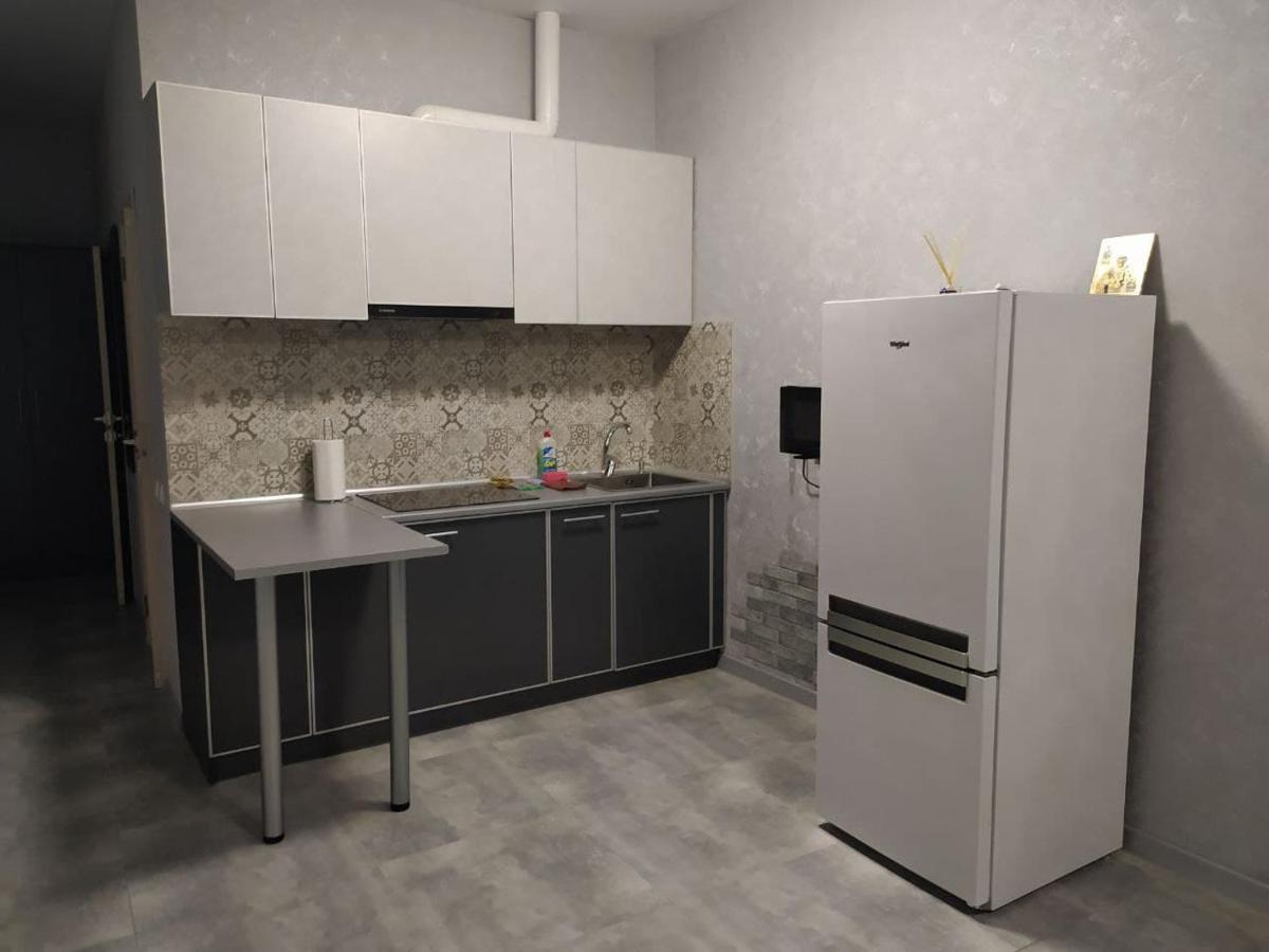 Pervaia studiia na khar kovskoi naberezhnoi 7 - Housity