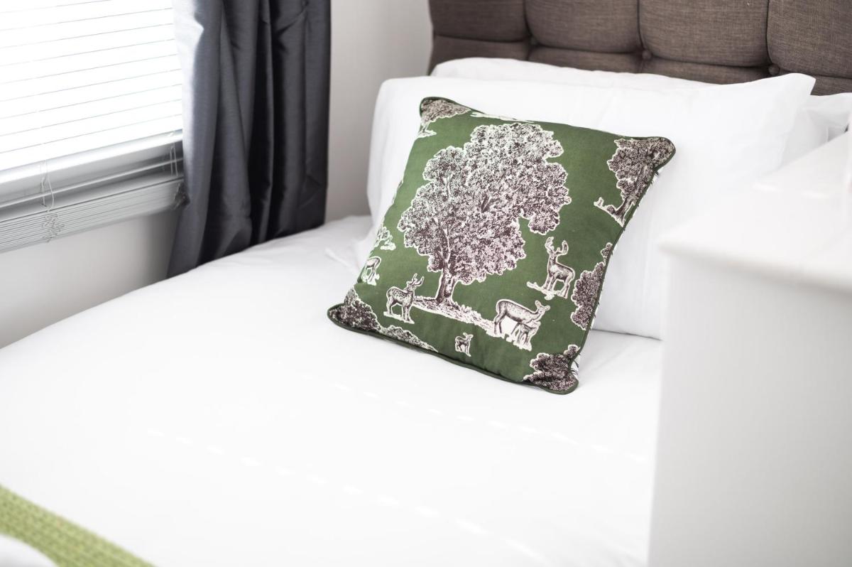 Bryn House - TV in Every Bedroom! - Housity