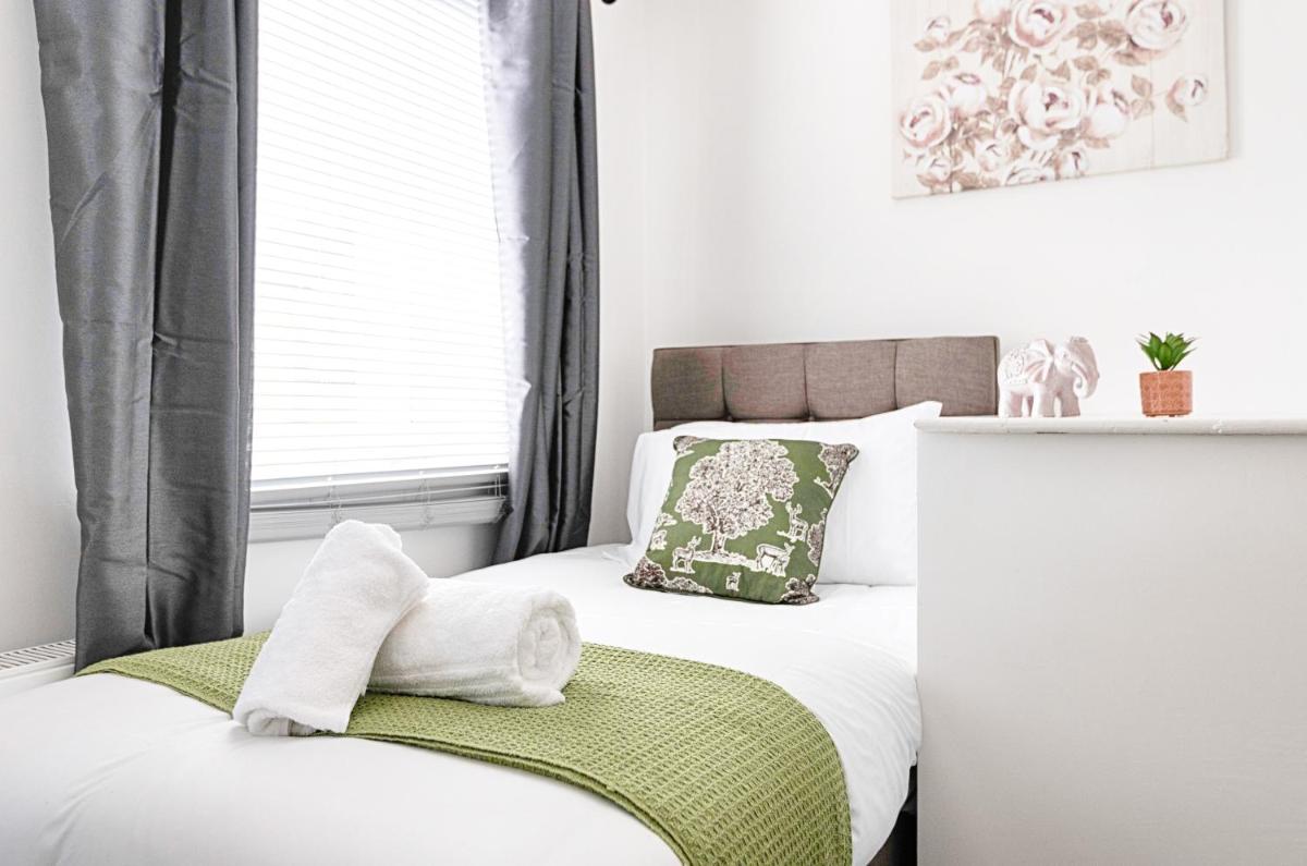Bryn House - TV in Every Bedroom! - Housity