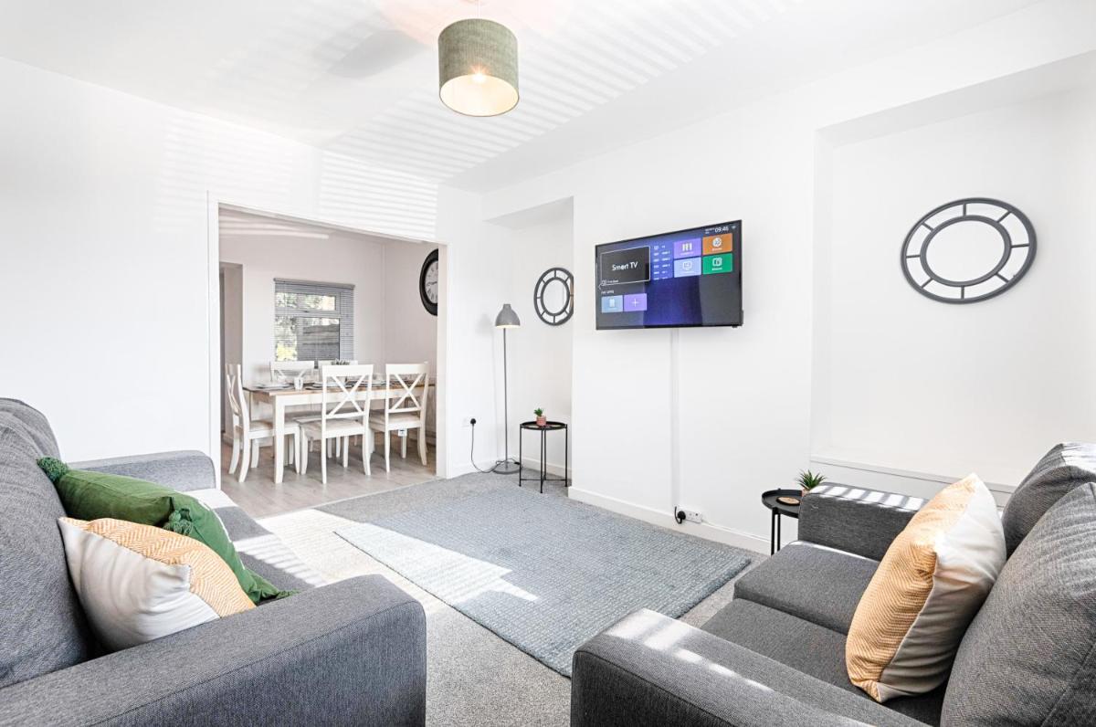Bryn House - TV in Every Bedroom! - Hizvo