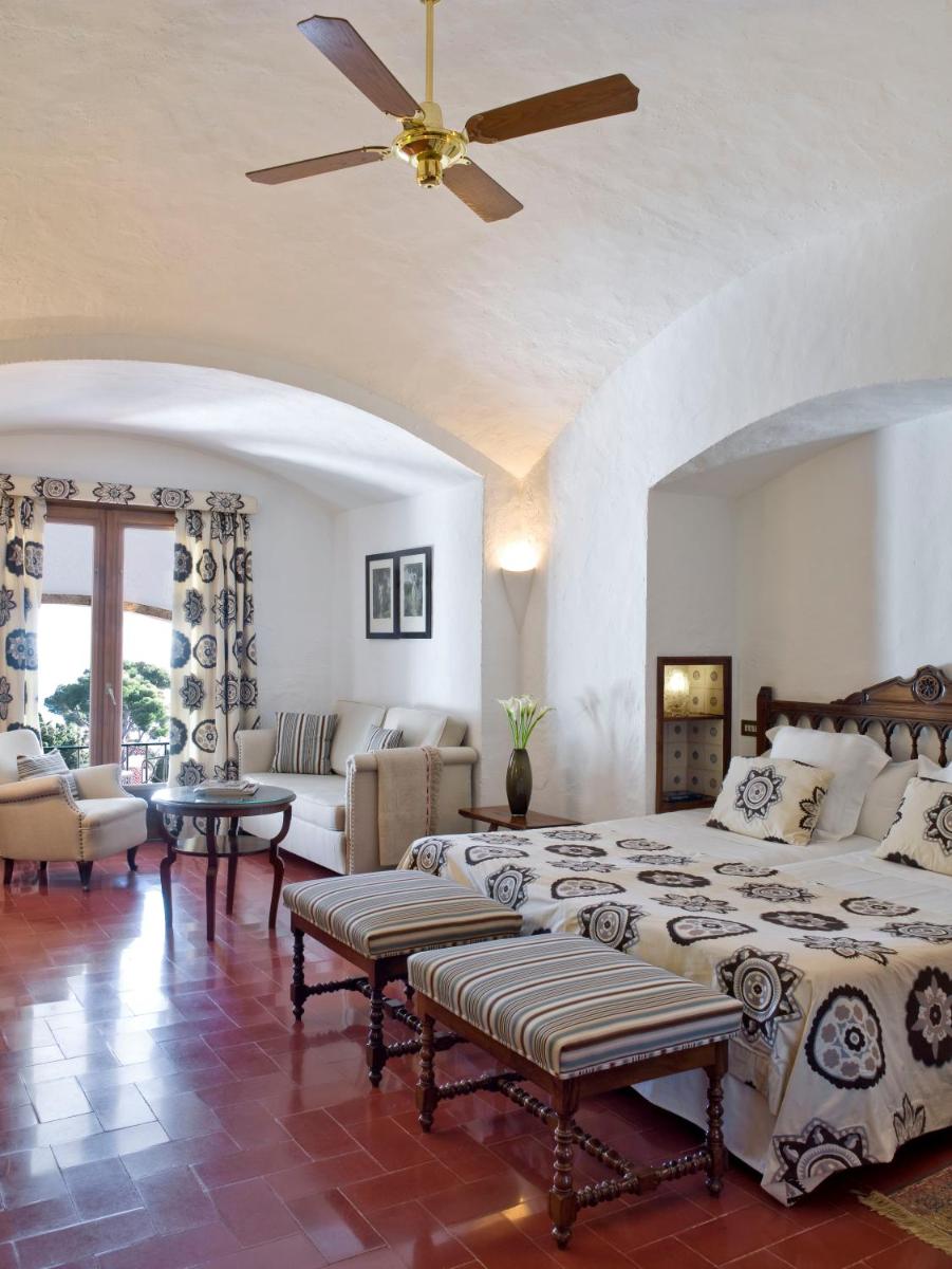 Cama o camas de una habitación en Hostal de la Gavina GL - The Leading Hotels of the World