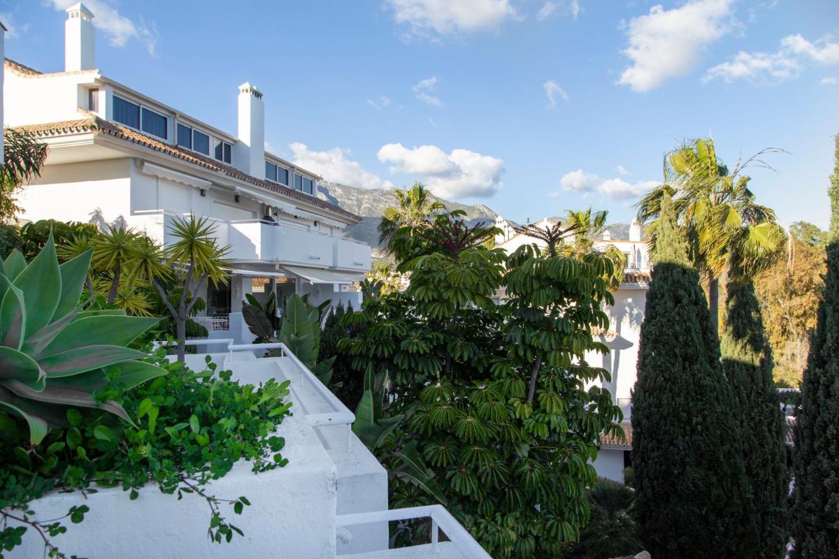 Suitetrails - Luxurious apartment close to Puente Romano with sea views in Marbella
