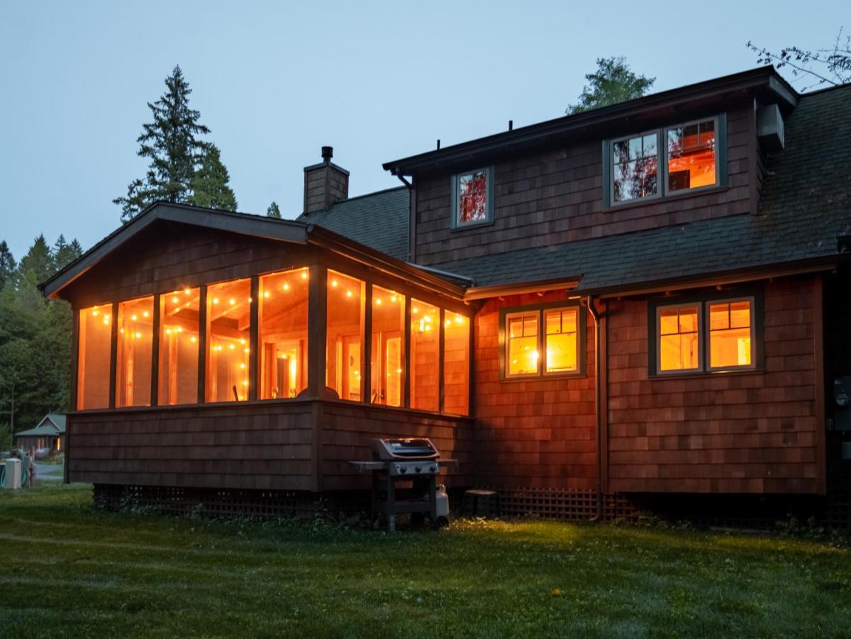 Wooded Bliss Riverfront Sanctuary on the Mckenzie - Housity