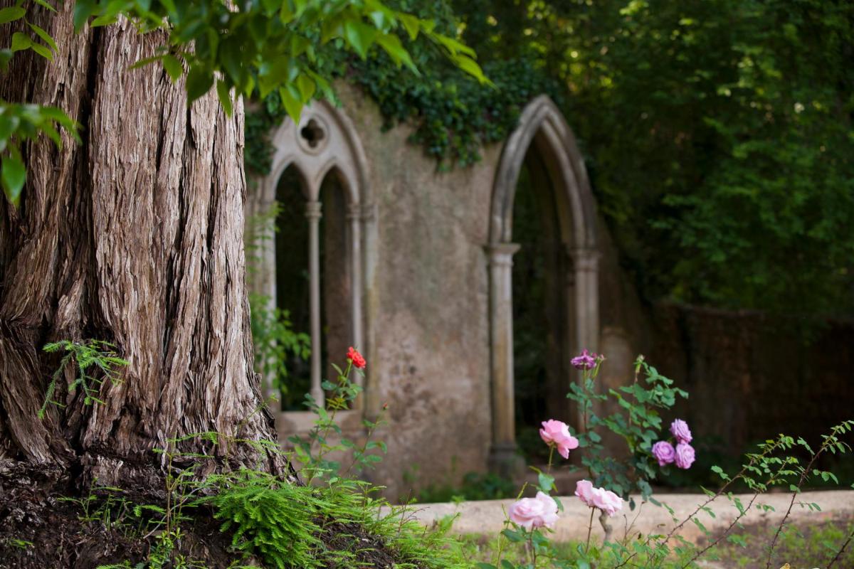 Um jardim no exterior de Hotel Quinta das Lagrimas - Small Luxury Hotels