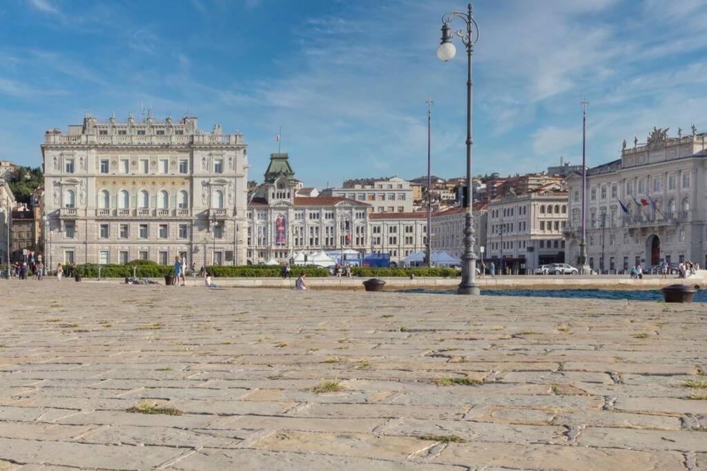 Palazzo Tergesteo Tirabora Suite Apartments - Hizvo
